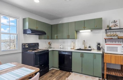 Kimberling City Apartment | Lakeside with View Stylish Bohemian Condo, Hot Tub