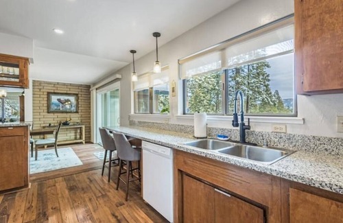 Lake Almanor Country Club House | Lakeview Retreat