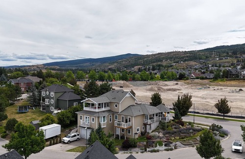Southwest Mission House | Lakeview 2-bedroom private suite with AC, WiFi in wonderful Kelowna