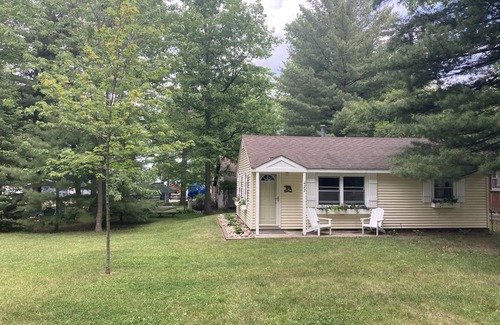 Higgins Lake House | Lakeview! 2 block walk to township beach, park and dock! Clean
