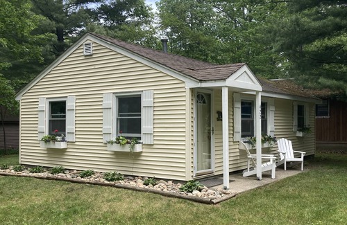 Higgins Lake House | Lakeview! 2 block walk to township beach, park and dock! Clean