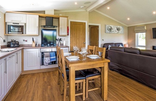 Woodhall Spa Ski Chalet | Lakeview 2 Pet Friendly