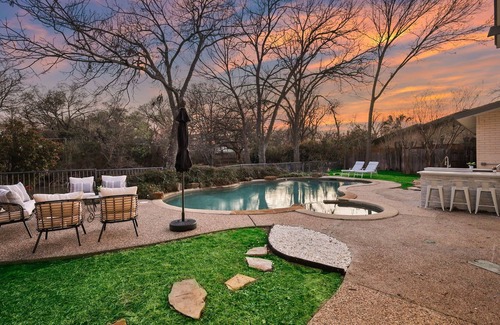 Farmers Branch House | Lakeview 20 sleepers private pool!!