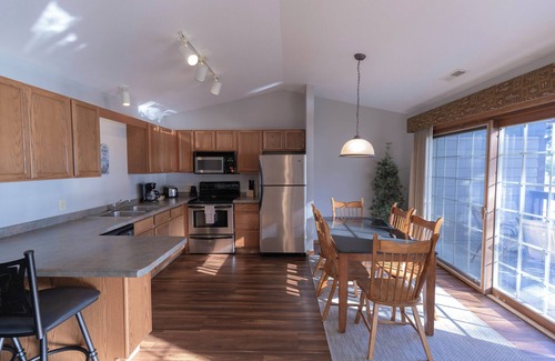 Eagle River Condo | Lakeview 2BR/2BA Second-Floor Condo at Wild Eagle Lodge – Scenic Escape in Eagle