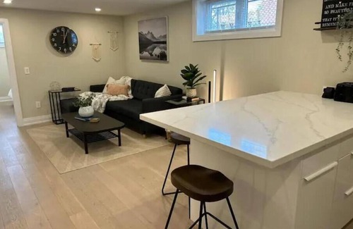 Lakeview Apartment | LakeView 2BR: Easy Access & Modern Comfort
