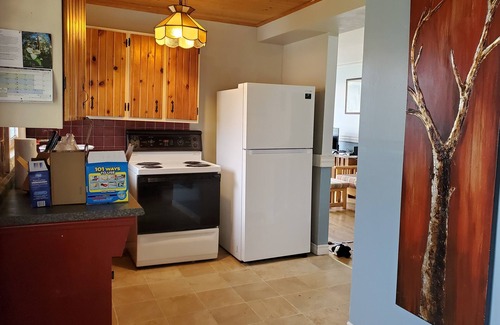 Lindsay House | Lakeview 2BR for 5 People with Sandy Beach Park for Fishing,/Swimming/Boating