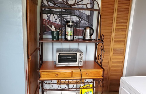 Lindsay House | Lakeview 2BR for 5 People with Sandy Beach Park for Fishing,/Swimming/Boating