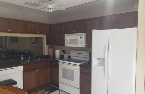 Greenacres House | LakeView 3/2 Single Family Home up to 6 people