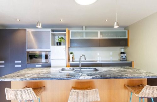 Waipahihi Apartment | Lakeview Apartment - Modern, Entertain, Work