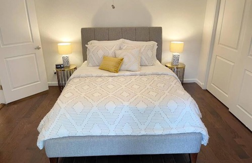 Point Venture Apartment | Lakeview Bungalow-Access to Lake, Pool, Gym, &Park