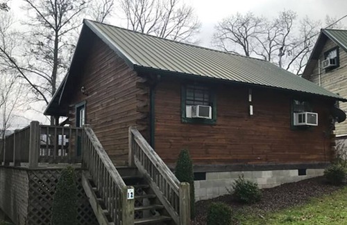 Allons Cabin | Lakeview Cabin at Marina on Dale Hollow Lake near Standing Stone State Park