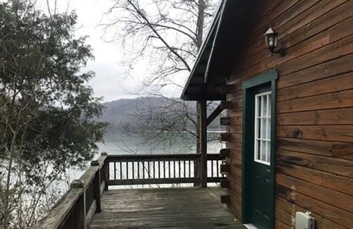 Allons Cabin | Lakeview Cabin at Marina on Dale Hollow Lake near Standing Stone State Park