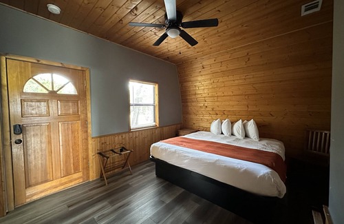 Canyon Lake Resort | Lakeview Cabin F