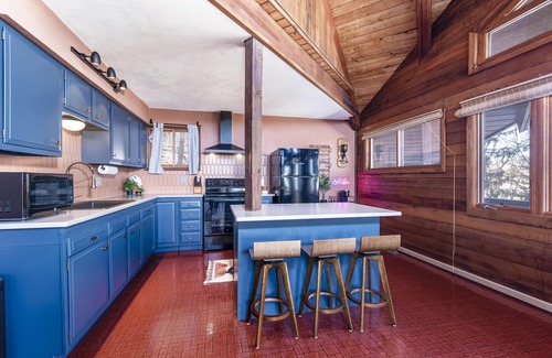 Merrimac Cabin | Lakeview Cabin > Unique Mid-Century Tucked in Bluff