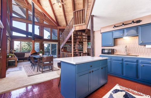 Merrimac Cabin | Lakeview Cabin > Unique Mid-Century Tucked in Bluff