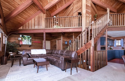 Merrimac Cabin | Lakeview Cabin > Unique Mid-Century Tucked in Bluff