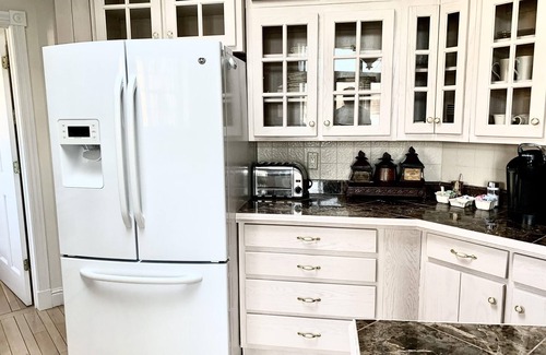 Carbondale House | Lakeview, Community Pool, Private Hot Tub, Walking Trails