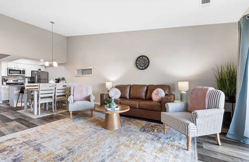 Kimberling City Condo | Lakeview Condo: centrally located w/access to pickleball & pool