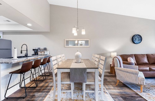 Kimberling City Condo | Lakeview Condo: centrally located w/access to pickleball & pool