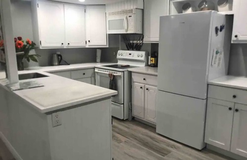 Port Stanley Cottage | Lakeview cottage-10 min walk to main beach