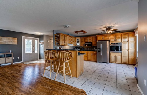 Bobcaygeon Cottage | Lakeview cottage near Pigeon lake with hot tub