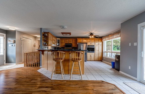Bobcaygeon Cottage | Lakeview cottage near Pigeon lake with hot tub