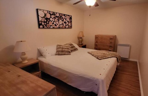 Val-des-Bois Ski Chalet | Lakeview cottage