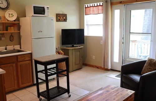 Maryland Apartment | Lakeview Cottage - Guest Cottage on Goodyear lake - close to Baseball Parks.