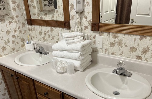 Kirby Cottage | Lakeview cottage on Lake Greeson with private hot tub!