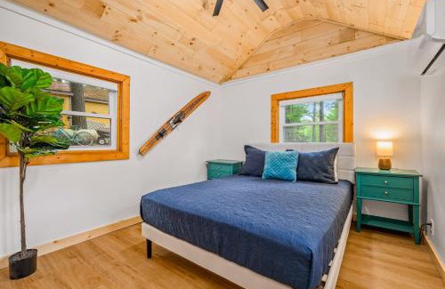 Mayfield House | Lakeview Cottage with Pontoon Rentals
