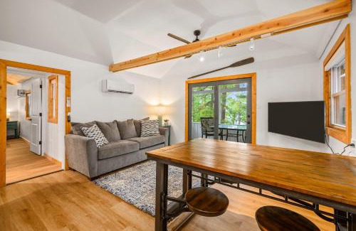 Mayfield House | Lakeview Cottage with Pontoon Rentals