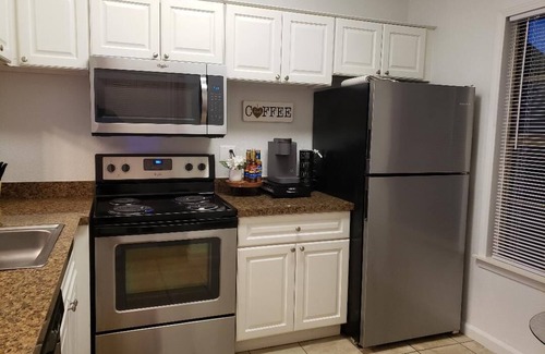 Clinton Township House | Lakeview Cozy Townhouse - 5 min from Hall Road