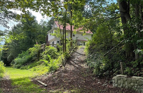 Moravia Cottage | Lakeview Crooked Cascade Cottage on Owasco