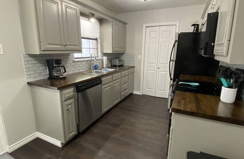 Wood County Cottage | Lakeview Escape: Charming cottage with private dock on Lake Holbrook