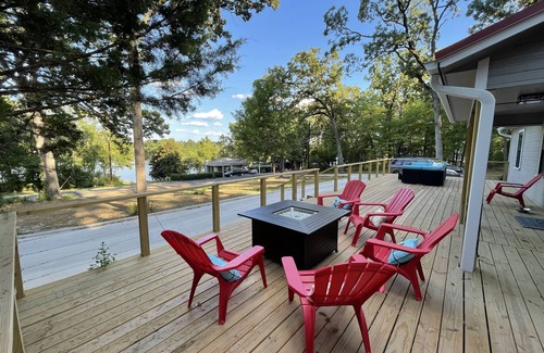 Wood County Cottage | Lakeview Escape: Charming cottage with private dock on Lake Holbrook