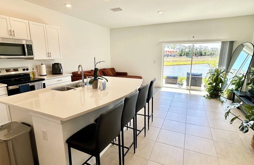 Laurel House | Lakeview Escape · Heated Pool · Pet-Friendly · 7 Min to Beaches
