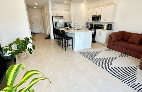 Laurel House | Lakeview Escape · Heated Pool · Pet-Friendly · 7 Min to Beaches