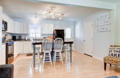 Canyon Lake House | Lakeview Escape -Hot Tub/Fire Pit/Ping Pong/Super fast Internet/Walk to Lake
