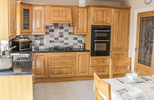 Wild Atlantic Way Cottage | LAKEVIEW, family friendly in Lettermore, County Galway