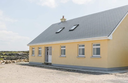 Wild Atlantic Way Cottage | LAKEVIEW, family friendly in Lettermore, County Galway