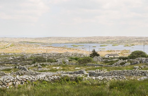 Wild Atlantic Way Cottage | LAKEVIEW, family friendly in Lettermore, County Galway