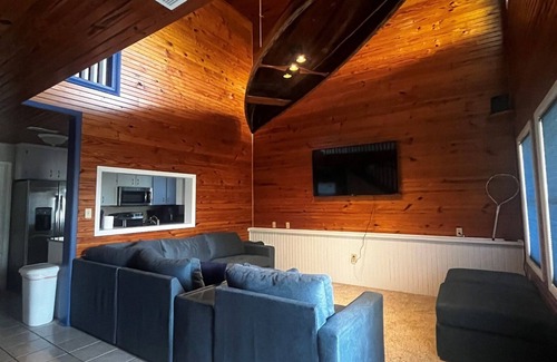 Hollister House | Lakeview Family Retreat | Near Branson & Big Cedar