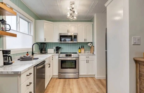 Sylvan Lake Condo | Lakeview Gem | Lakeside Retreat | Stunning Views |