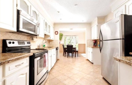 Penetanguishene House | Lakeview Getaway for Large Groups