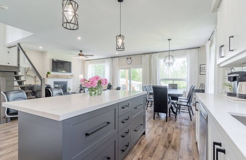 Alcona House | Lakeview Getaway *3Bdrm/3 Bath* King bed*45 minutes to Toronto*Steps to the Lake