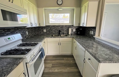 Fremont Cottage | Lakeview Getaway: Steps away from park, public beach and boat launch