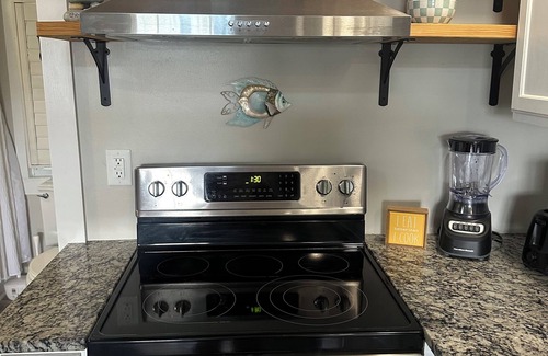 Newport House | Lakeview Getaway with Stunning Sunsets with lake access