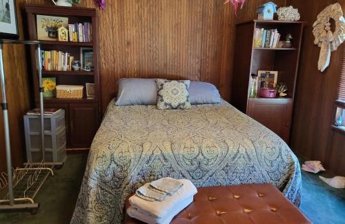 Largo Bed & Breakfast | Lakeview Guestrm Tropical Retreat
