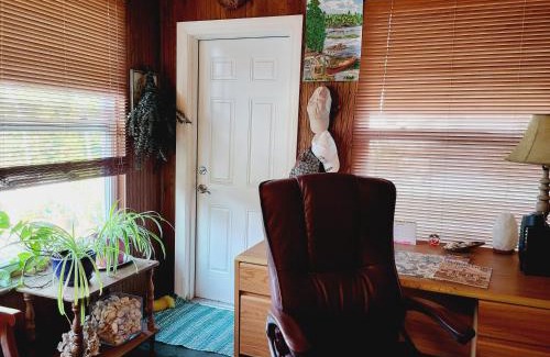 Largo Bed & Breakfast | Lakeview Guestrm Tropical Retreat