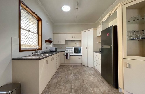 Belmont House | Lakeview Haven - Walk to the Lake and Shops